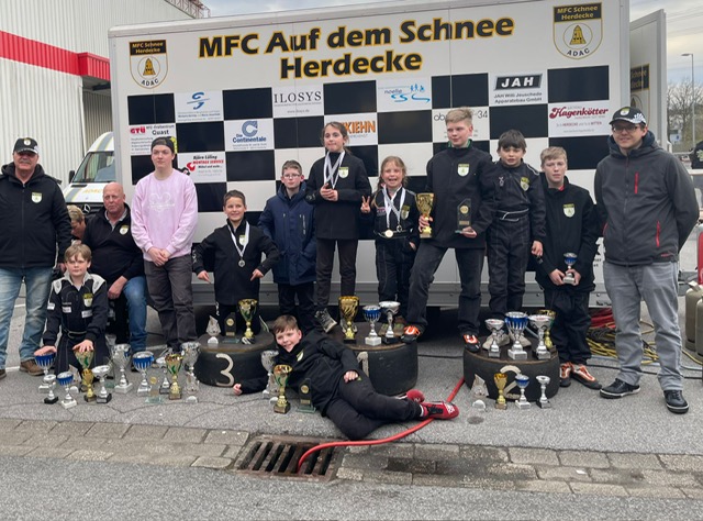 Siegerehrung der MFC-Jugend mit Pokalen