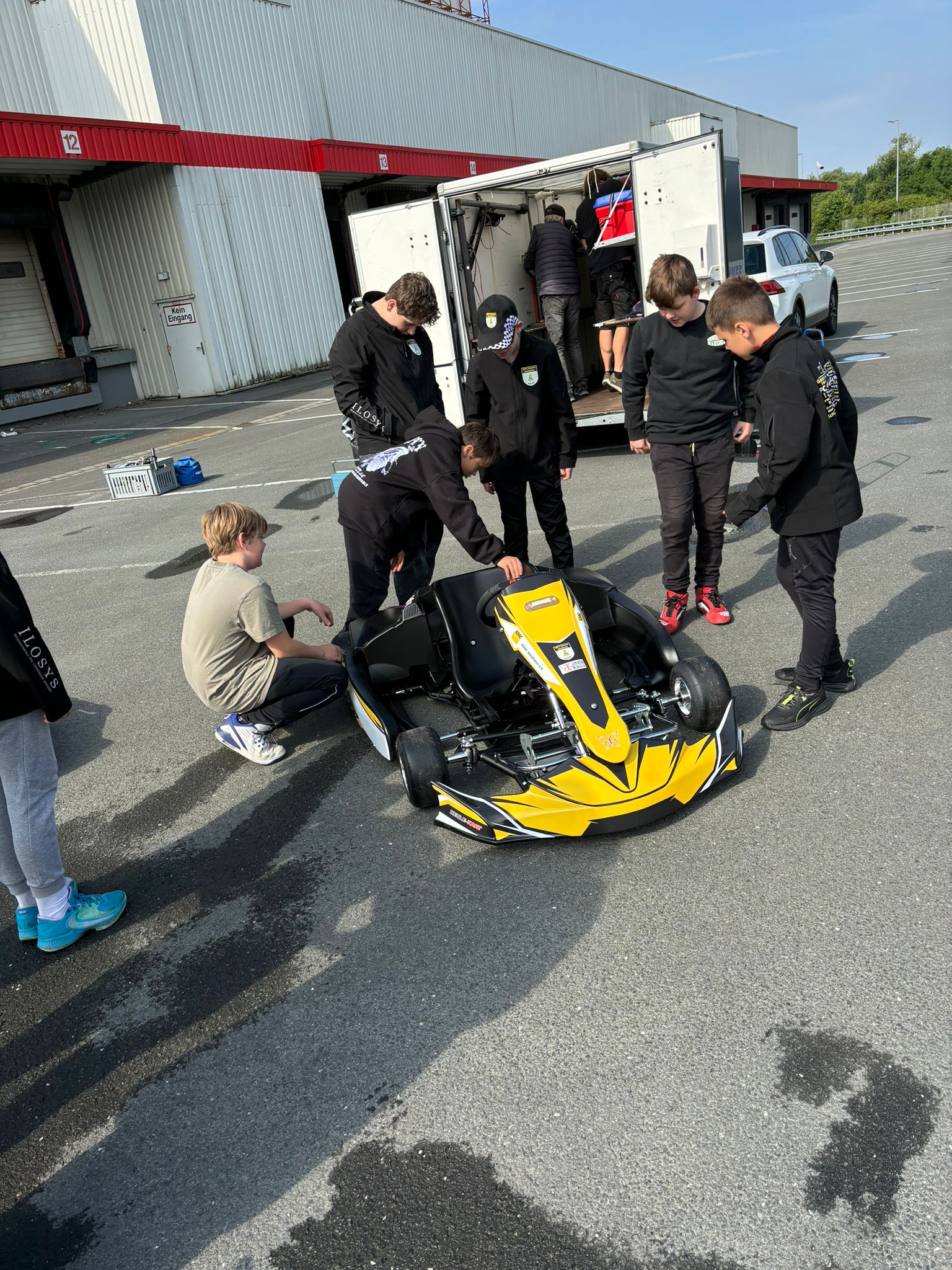 Kinder testen das erste Elektrokart