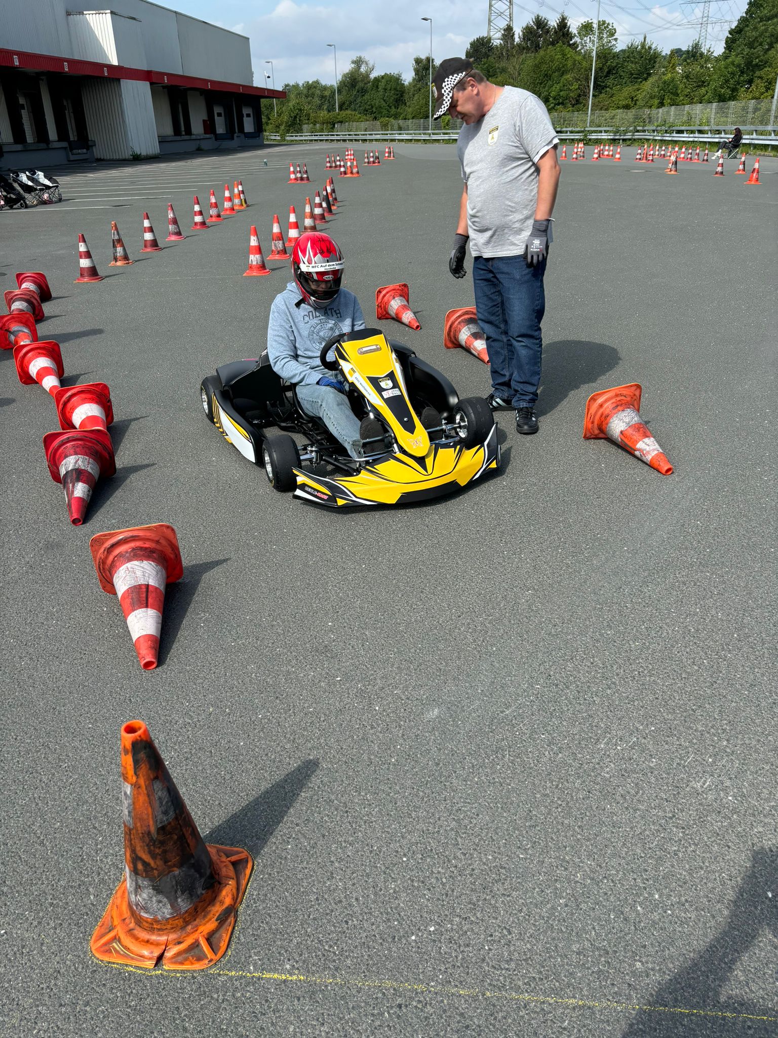 Junger Fahrer im gelben Kart