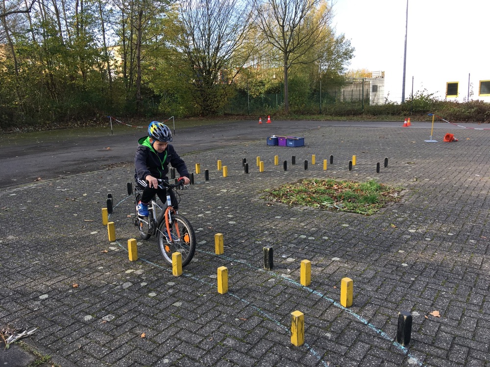 Geschicklichkeitsparcours beim Fahrrad- und Rollerturnier
