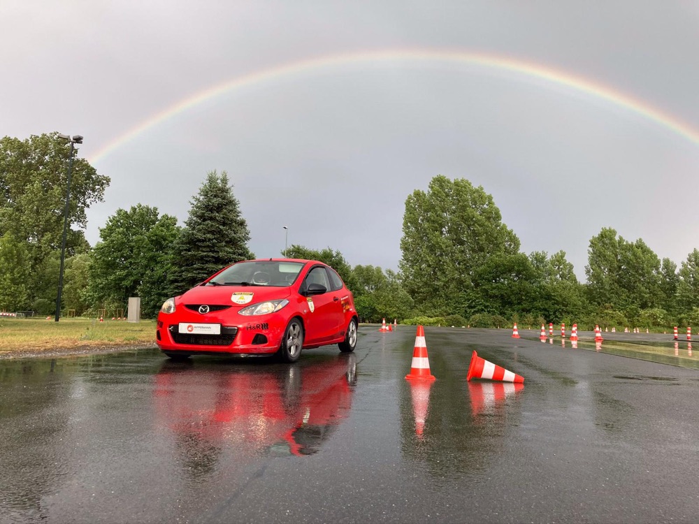 Rotes Slalom-Fahrzeug des Youngster-Cups